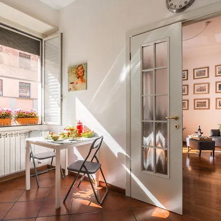 Apartman Line 8 House