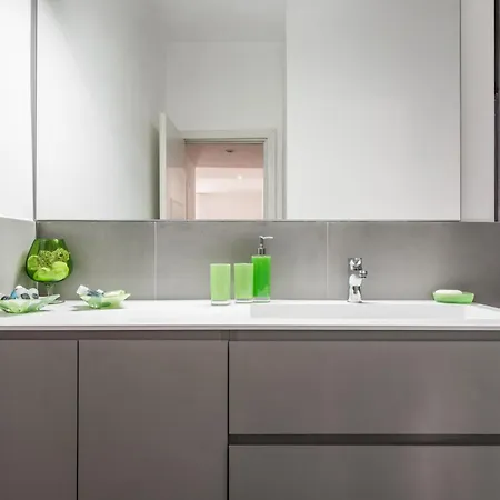 Line 8 House Róma